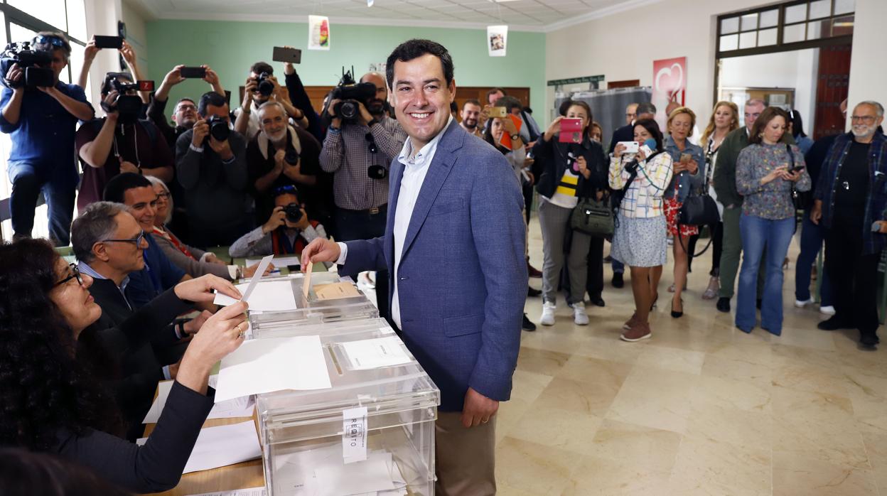 Juanma Moreno, votando este domingo