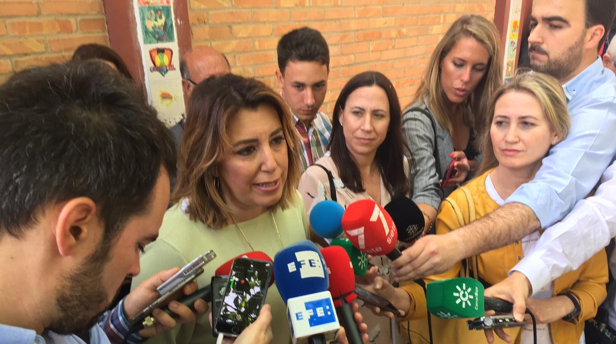 La secretaria general del PSOE-A, Susana Díaz, tras ejercer su derecho al voto