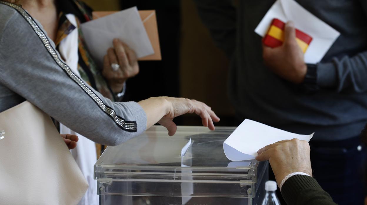 Una persona deposita su voto en las elecciones generales de este 28 de abril