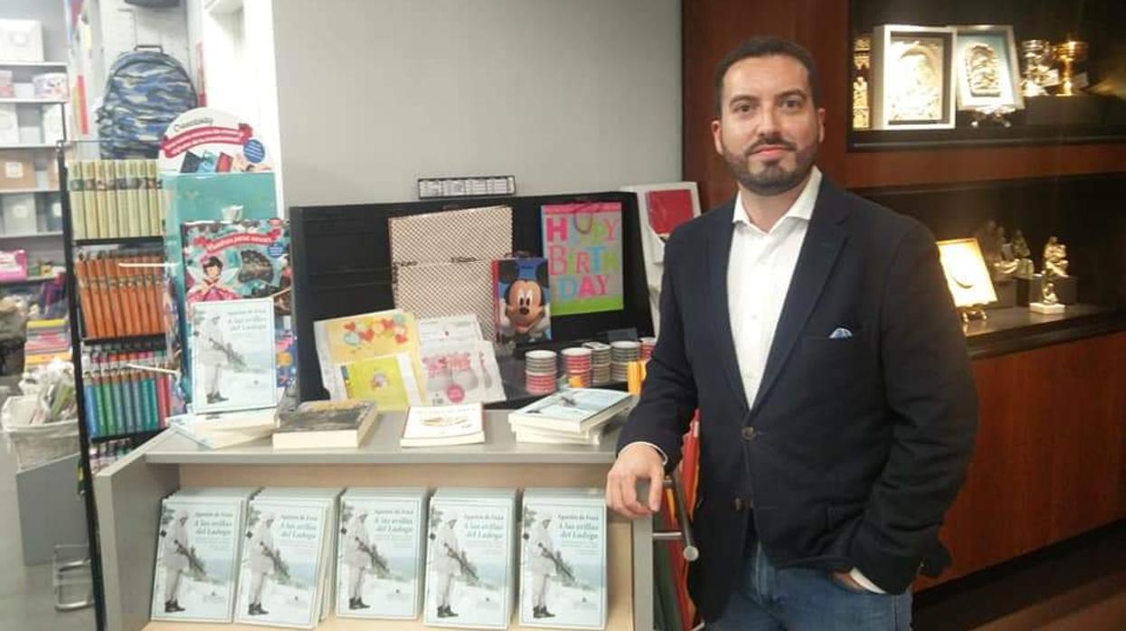 Cristóbal Villalobos con su libro «A las orillas del Ladoga»