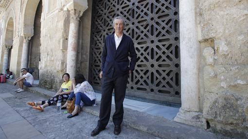 El arquitecto Rafael de La-Hoz, ante la celosía cuya retirada llevó al juzgado
