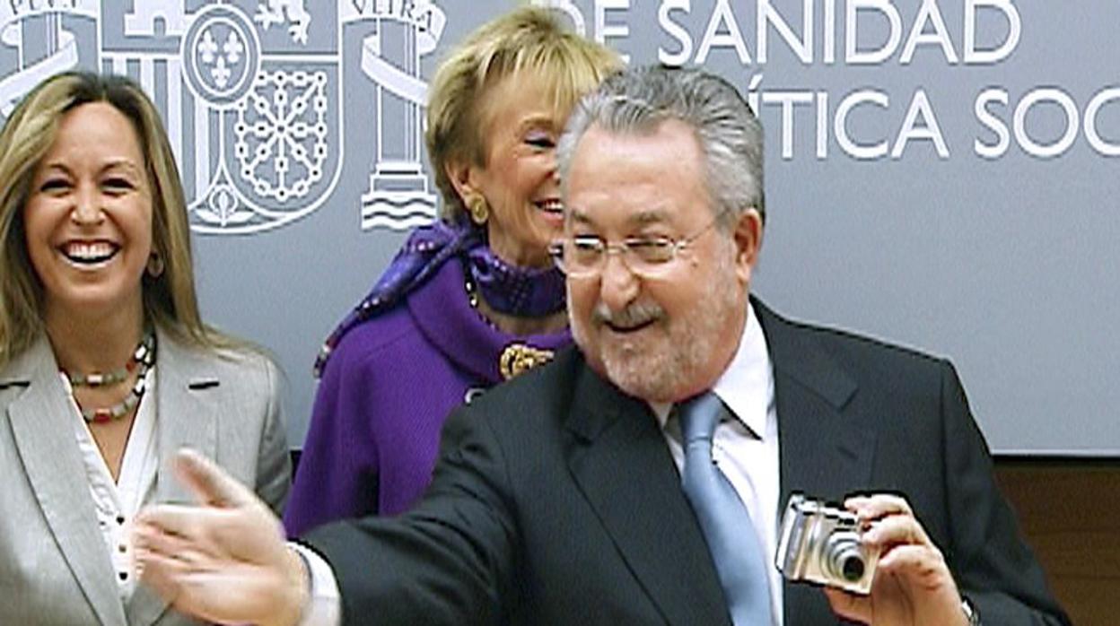 El ex ministro de Sanidad, Bernat Soria, en presencia de Trinidad Jiménez y Teresa Fernández de la Vega