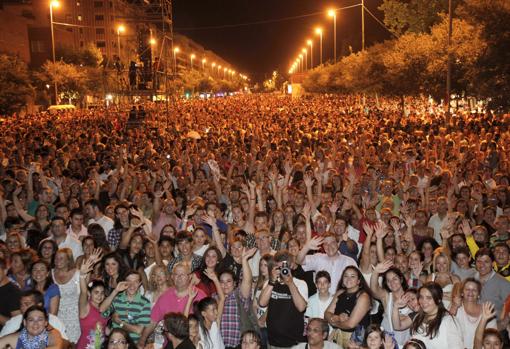 Público en la avenida República Argentina para el concierto de Niña Pastori e India Martínez en la Noche Blanca de 2011