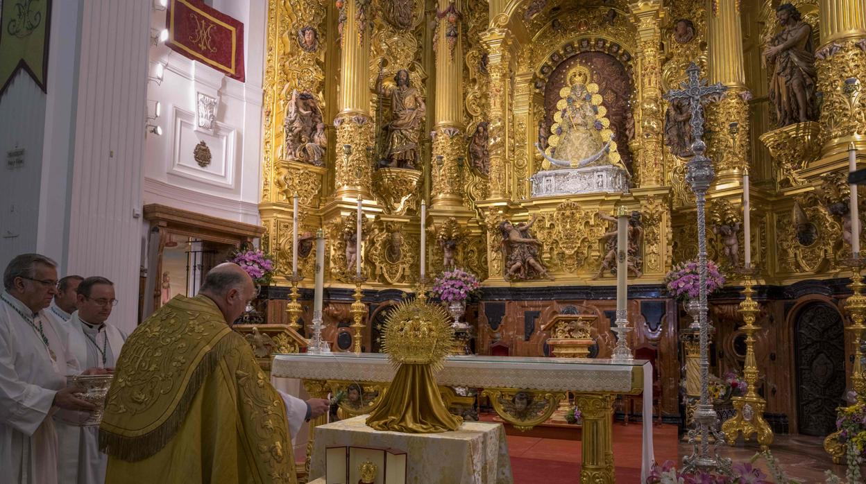 Momento de la bendición de las dos coronas a los pies de la Blanca Paloma