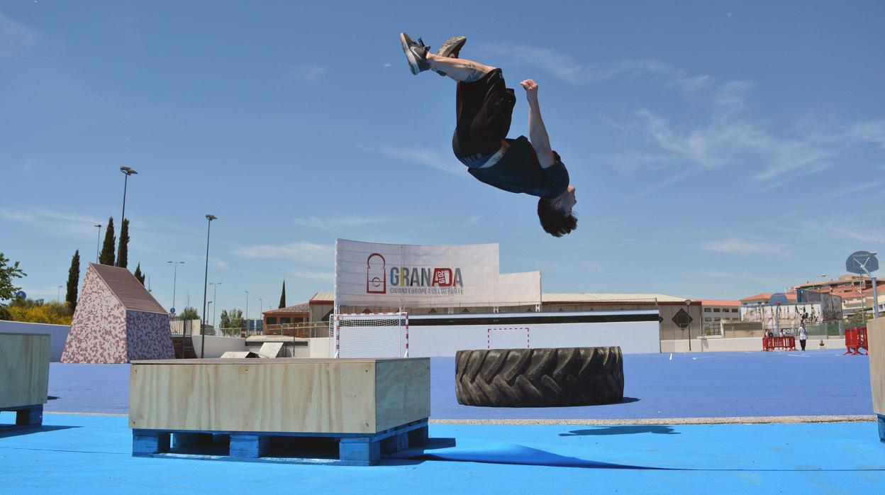 Un joven practica «parkour» en el renovado recinto deportivo de Granada.
