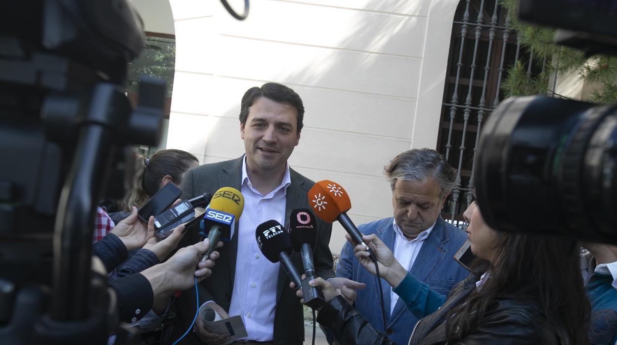 El candidato del PP a la Alcaldía, José María Bellido, el martes en Urbanismo