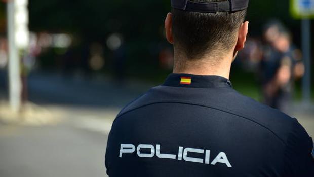 Un niño de 4 años vaga solo por la calle de madrugada en Granada