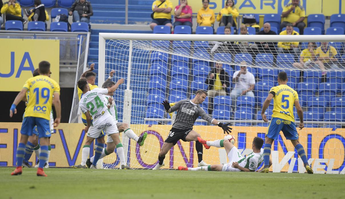 Los jugadores del Córdoba, pasivos ante el gol de los amarillos
