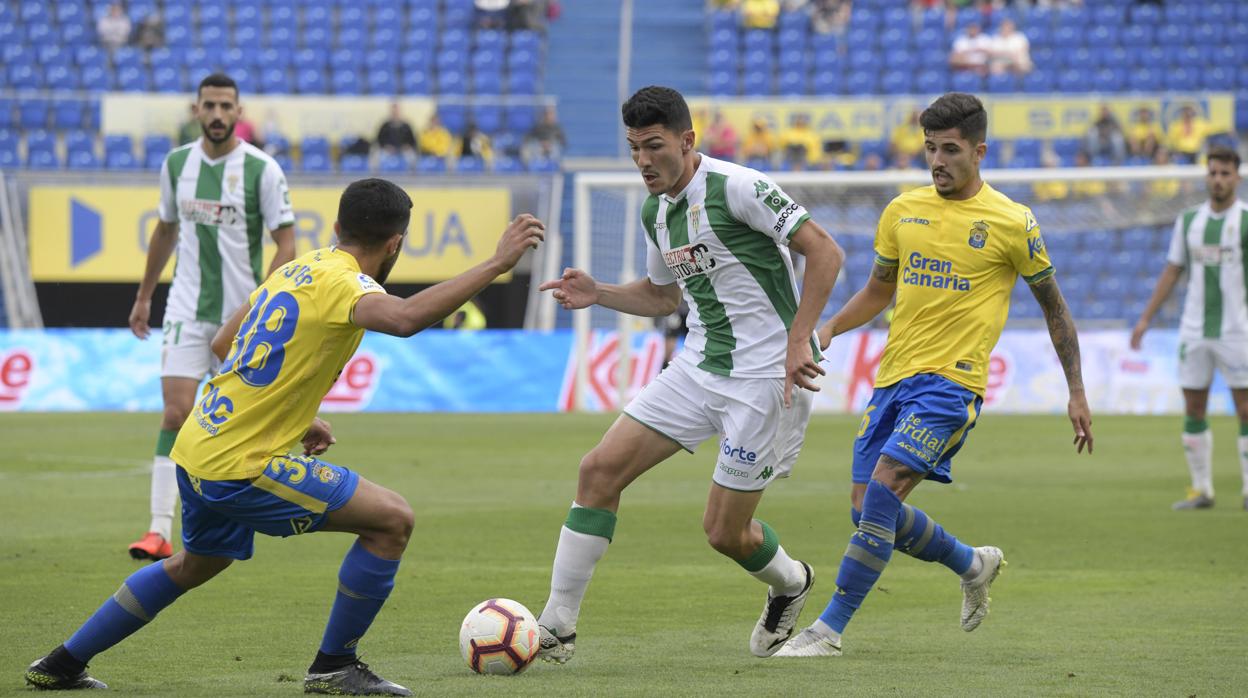 Loureiro regatea en una pugna en el Las Palmas-Córdoba CF