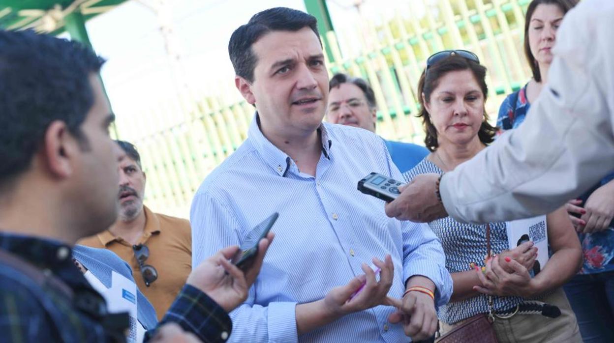 El alcaldable del PP, José María Bellido, ayer en la estación de Cercanías de Alcolea