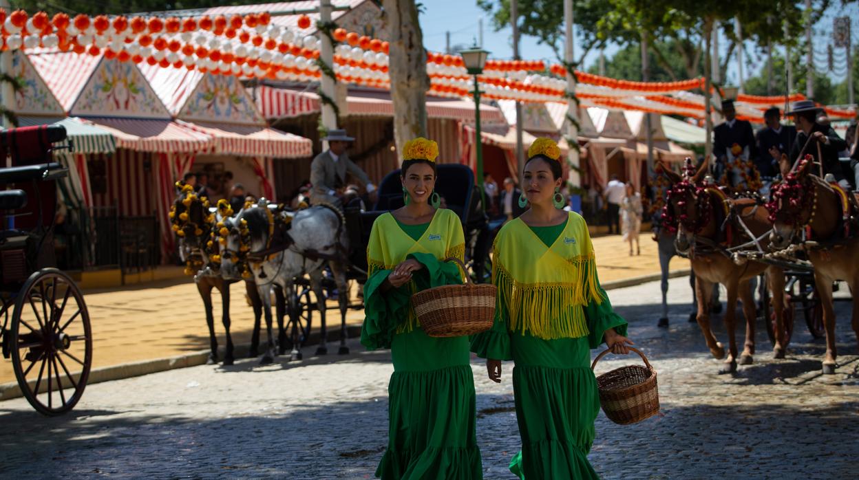 Dos jóvenes en la Feria de Sevilla