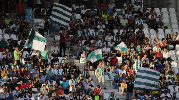El alzamiento del cordobesismo: las peñas del Córdoba CF exigen a León que «venda» y «abandone el club»