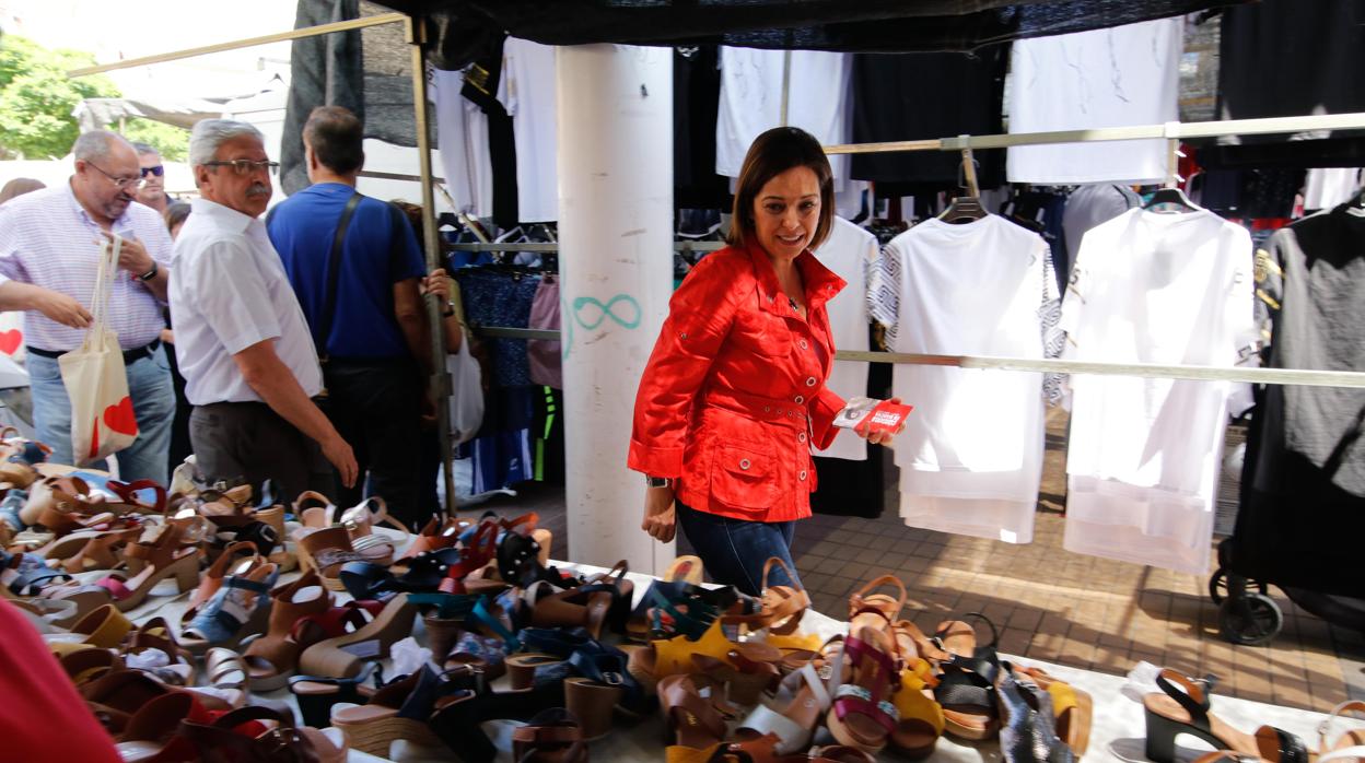 Isabel Ambrosio, ayer en el mercadillo de las Setas