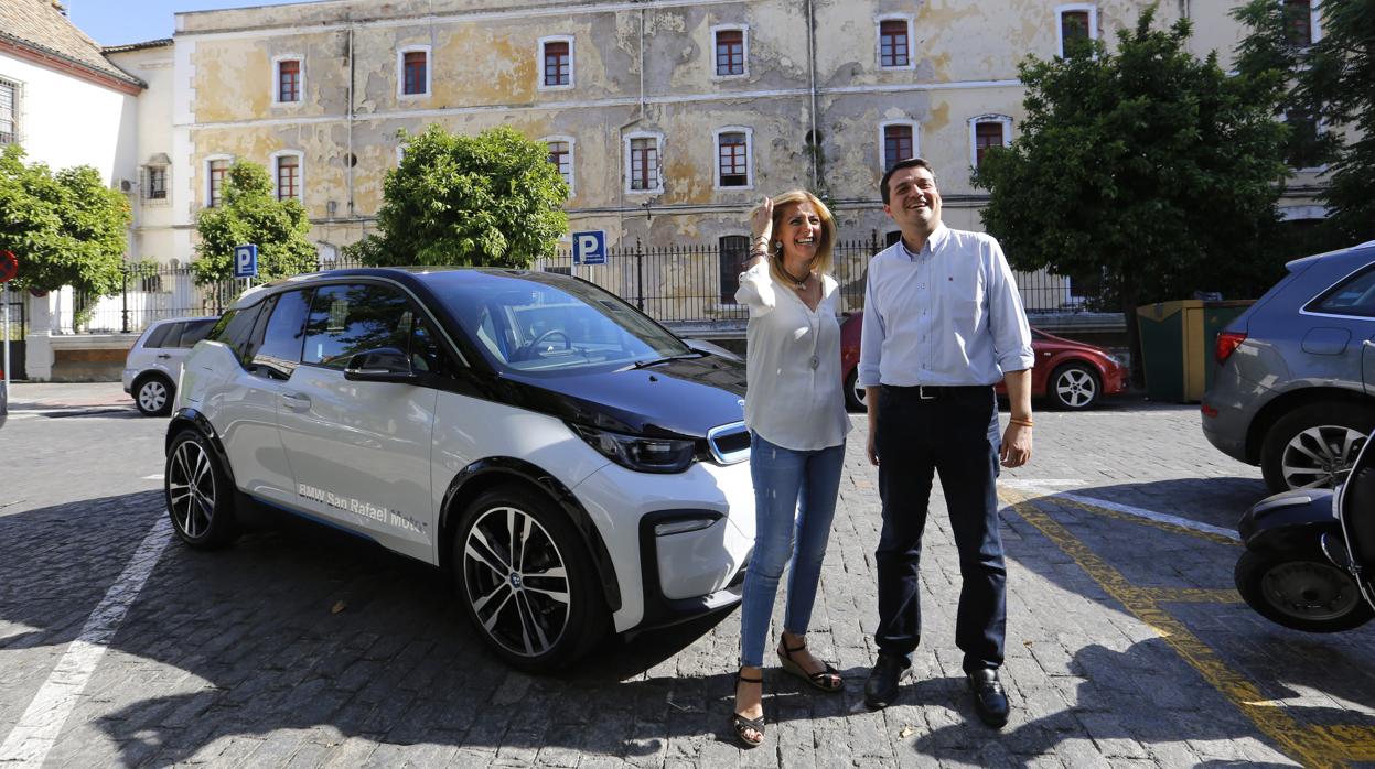 El candidato del PP, José María Bellido, junto a su número 10 Lourdes Morales
