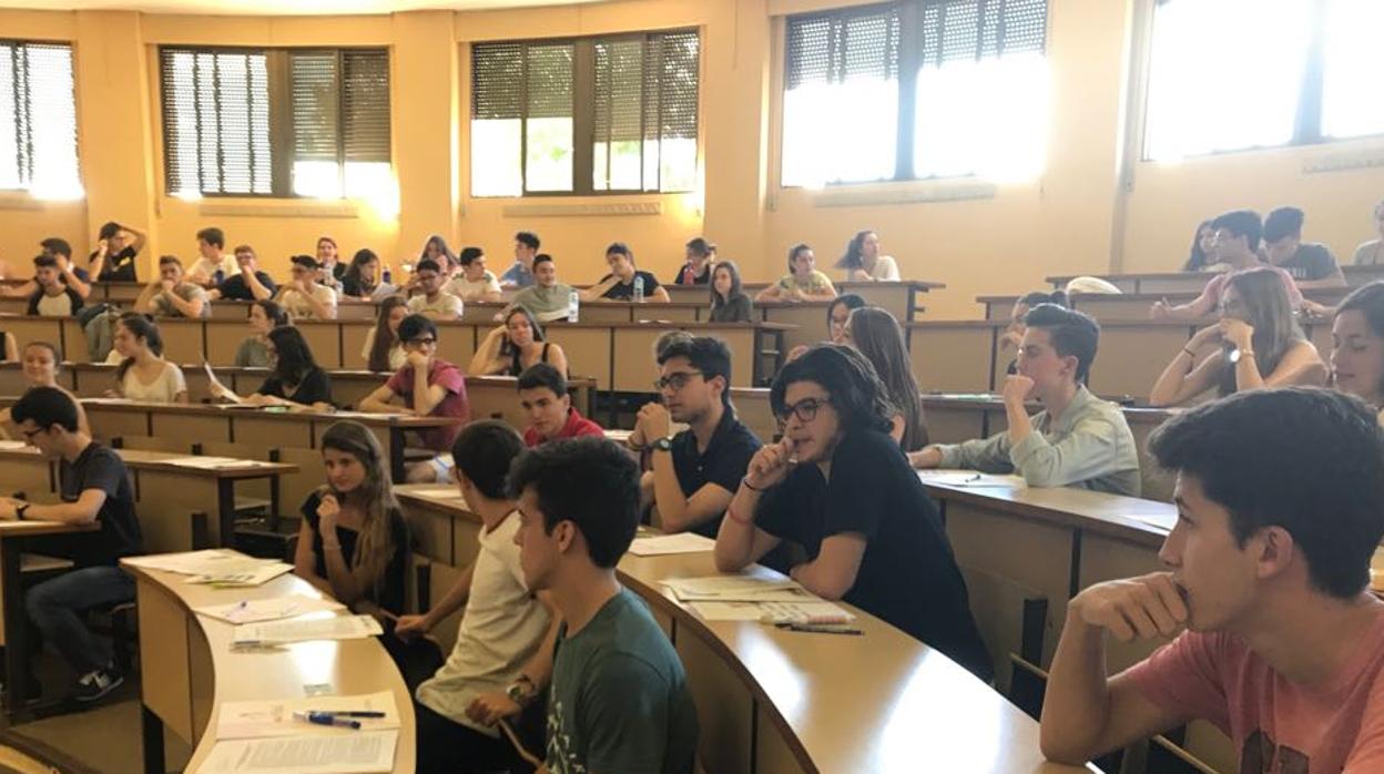 Estudiantes universitarios en una clase magistral