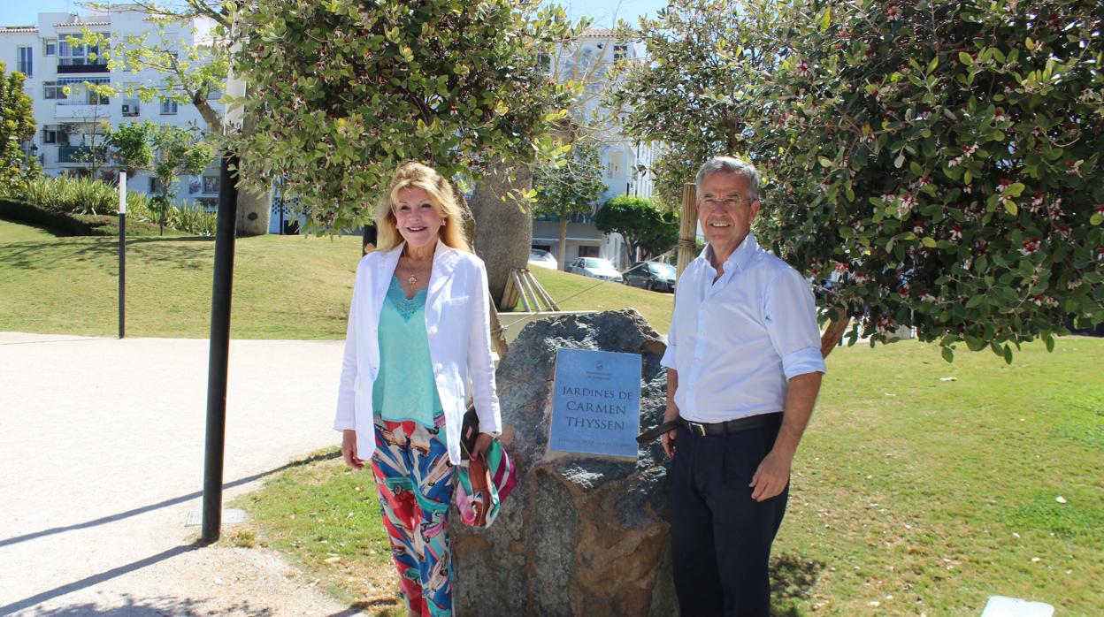 La baronesa con el alcalde en el parque Carmen Thyssen