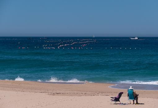 La almadraba de Zahara vista desde la playa de Atlanterra
