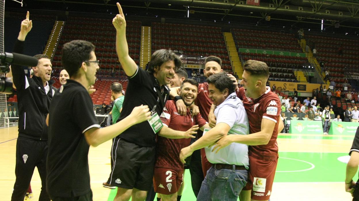 La plantilla mantea al presidente del Córdoba Futsal, José García Román
