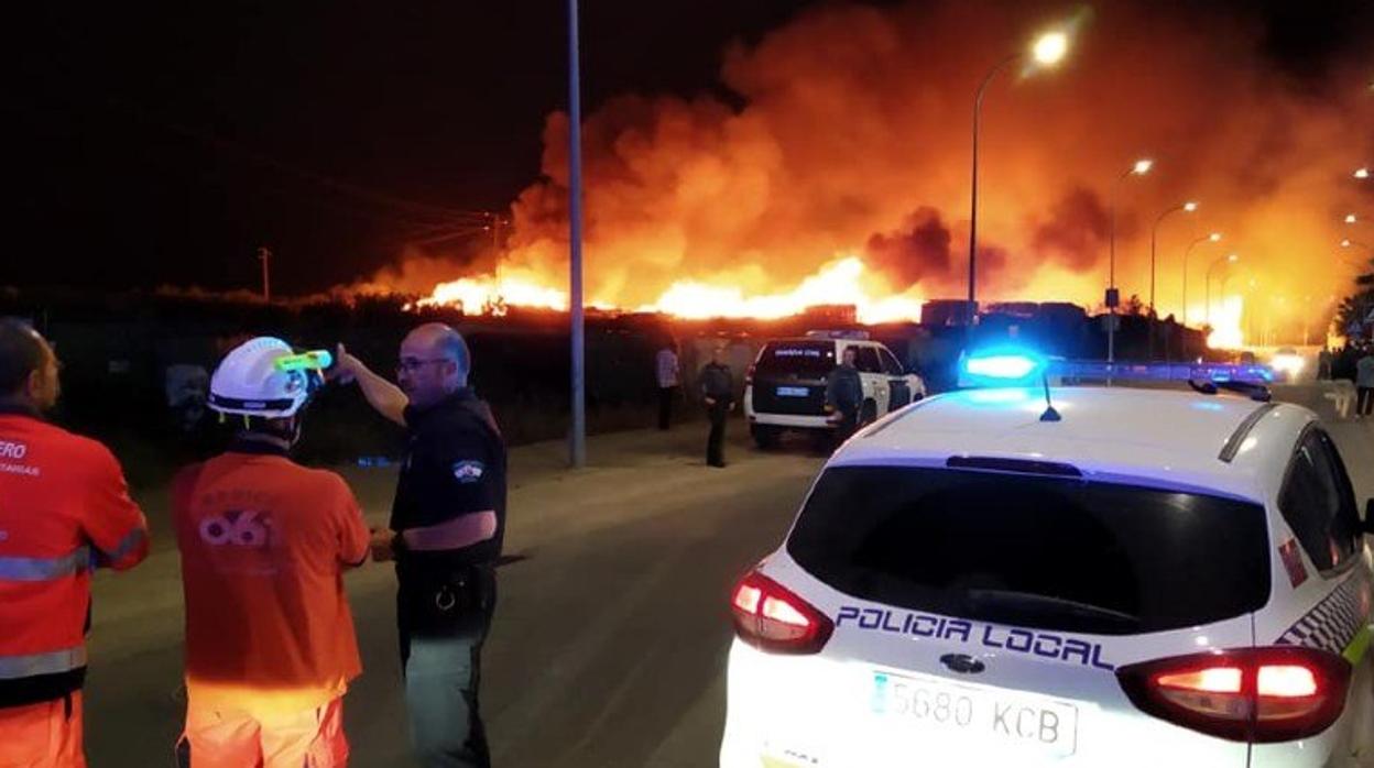 Bomberos del Consorcio Provincial de Huelva llegan al lugar del incendio