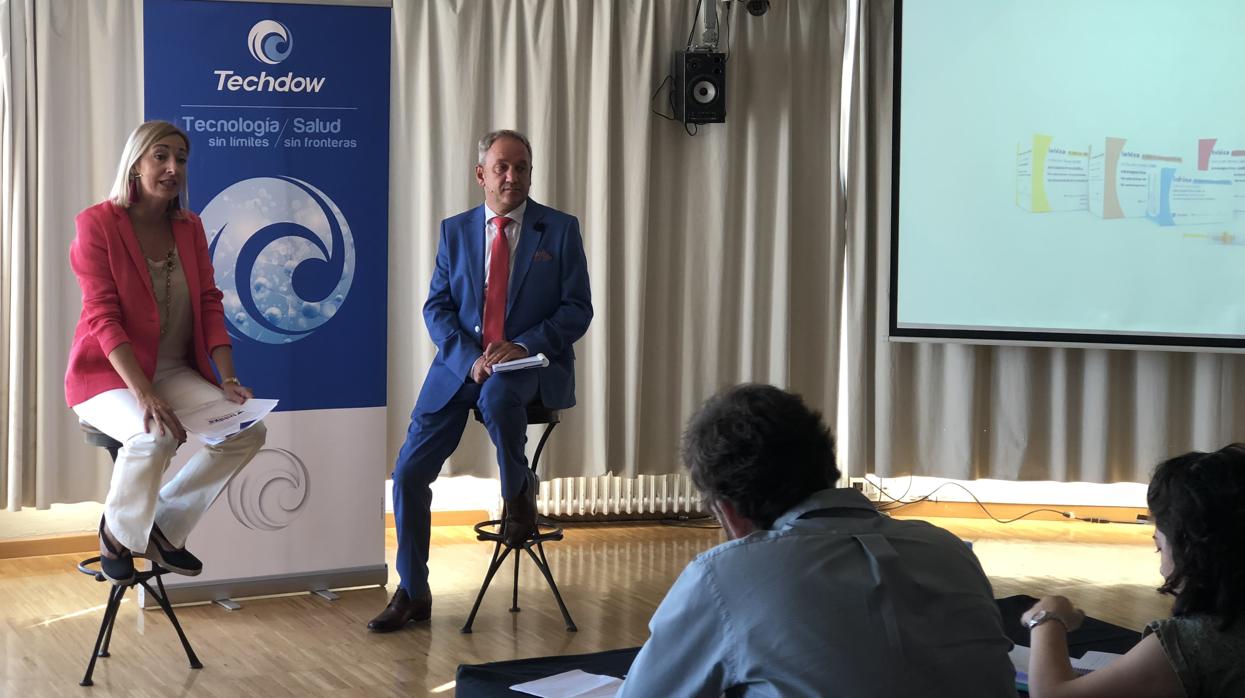 Diego Vargas, junto a la directora general de Techdow España, durante la presentación de Inhixa