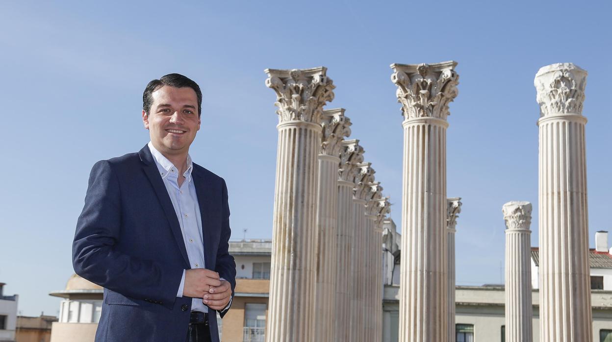 José María Bellido, ante las columnas del Templo Romano de Córdoba