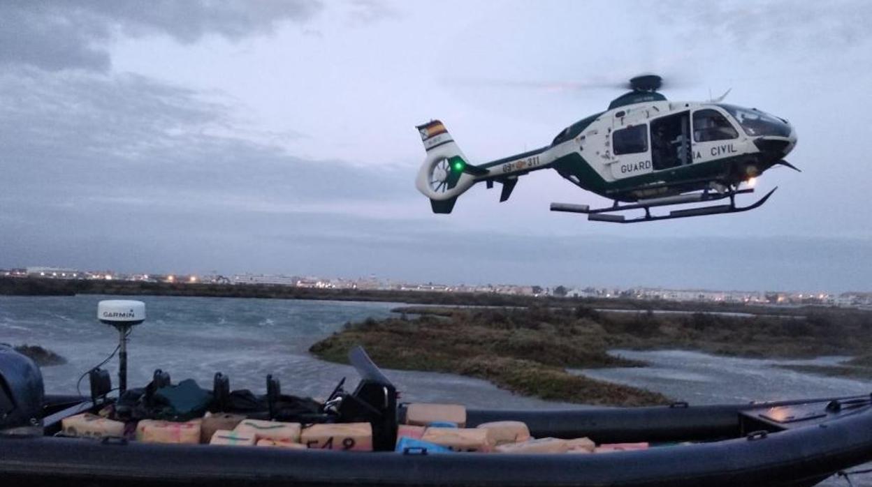 El helicóptero de la Guardia Civil sobre volando la lancha de los narcos