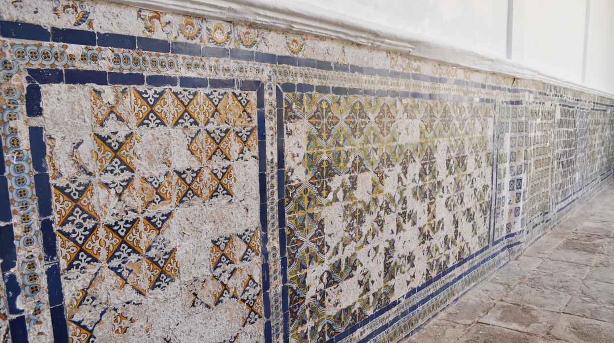 Imagen del grave deterioro de los azulejos del claustro