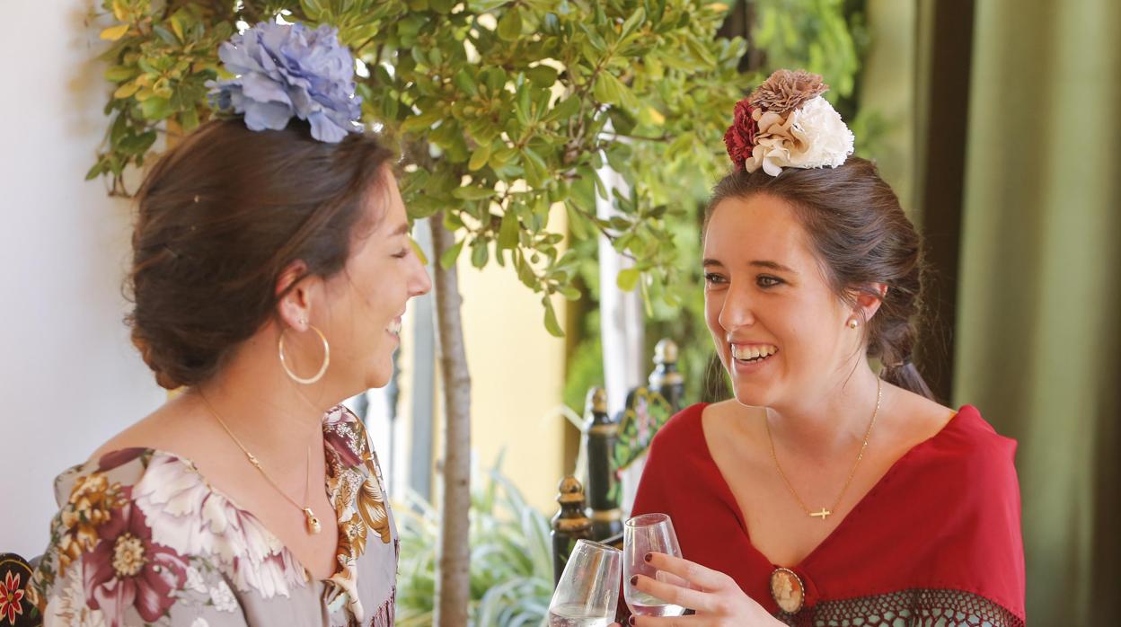 Dos jóvenes brindan con vino de la tierra en la Feria de Córdoba 2019