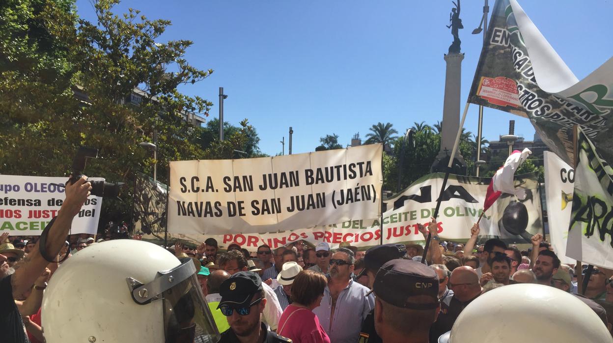 Los agricultores se han concentrado ante la Subdelegación del Gobierno en Jaén