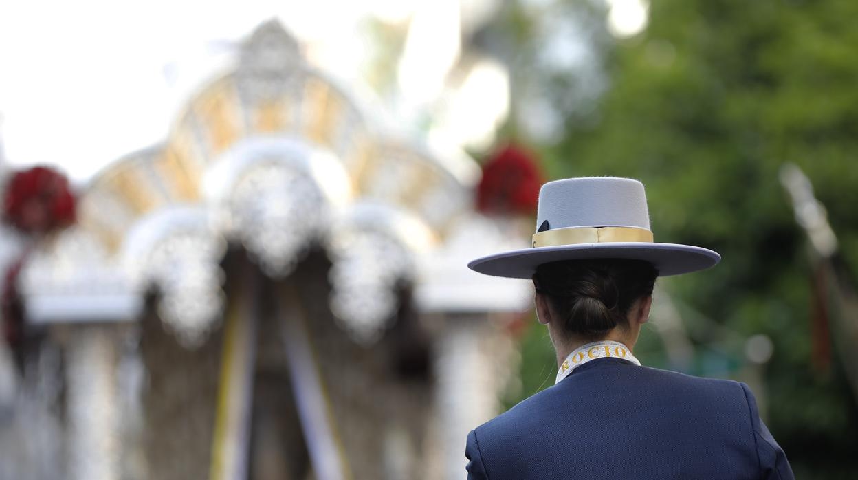 La hermandad del Rocío de Córdoba parte hacia la Aldea del Rocío desde la capital cordobesa