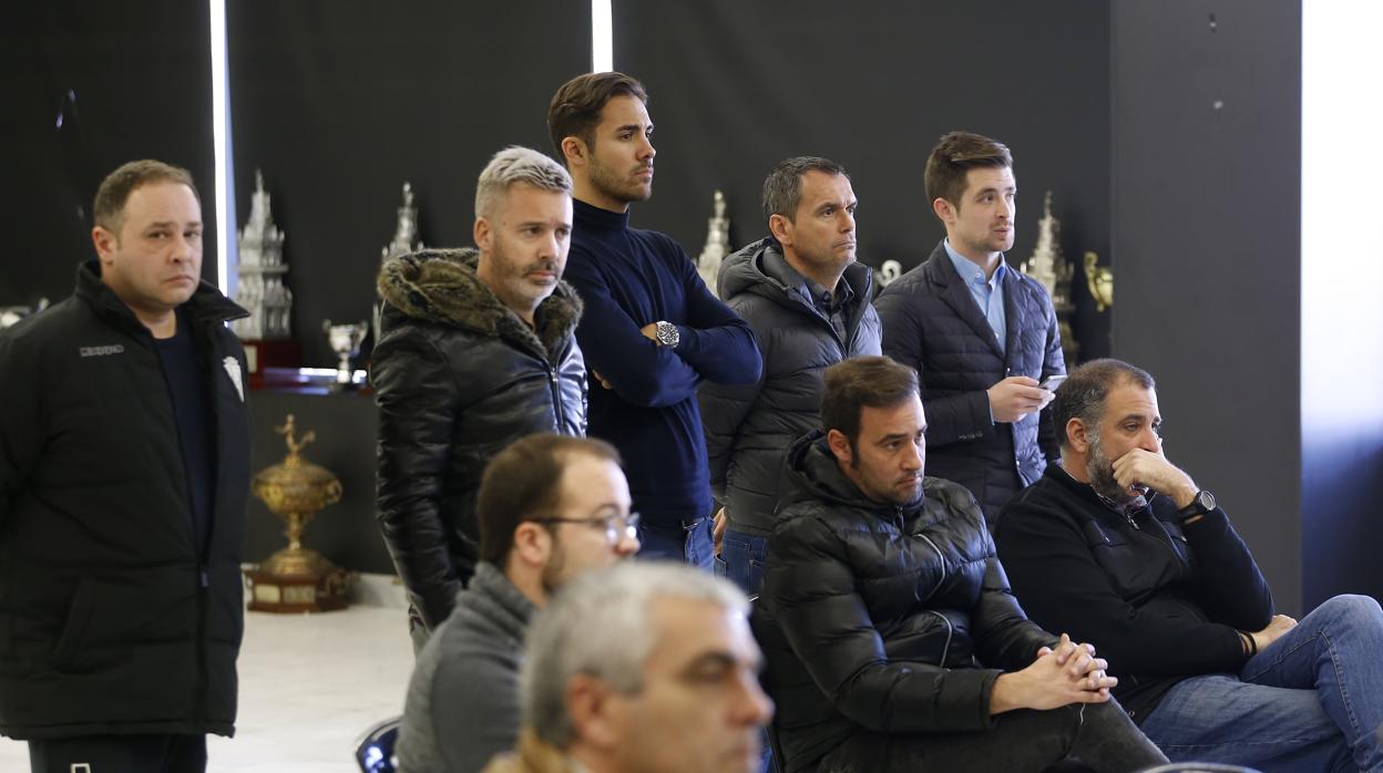 Sergio García, yerno de Carlos González, con el pelo rubio, primero por la izquierda y de pie