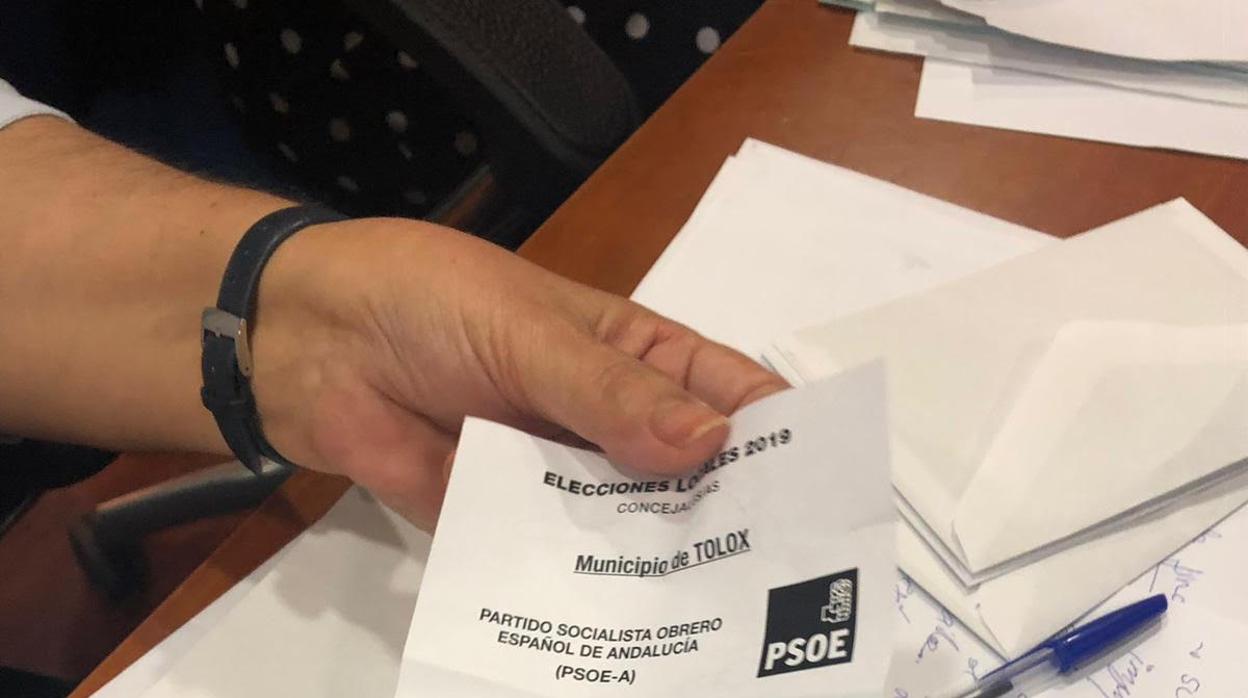 El voto nulo que no ha logrado deshacer el empate entre PP y PSOE en Tolox