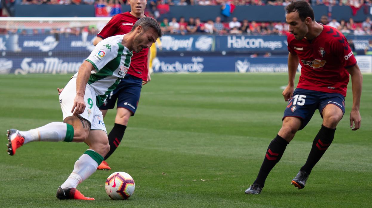 Piovaccari conduce el esférico ante un rival de Osasuna