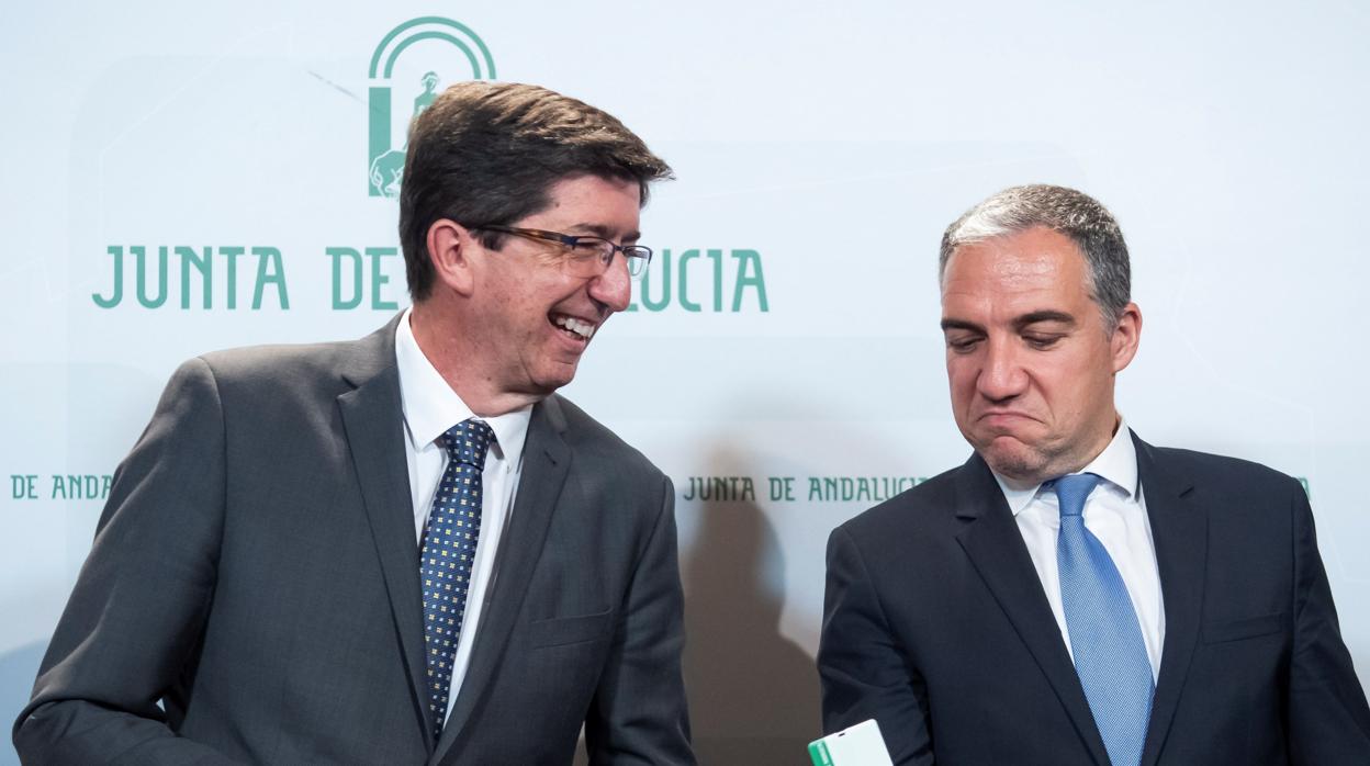 El portavoz del Gobierno andaluz, Elías Bendodo, (a la derecha) junto al vicepresidente de la Junta Juan Marín durante la presentación de los Presupuestos este viernes