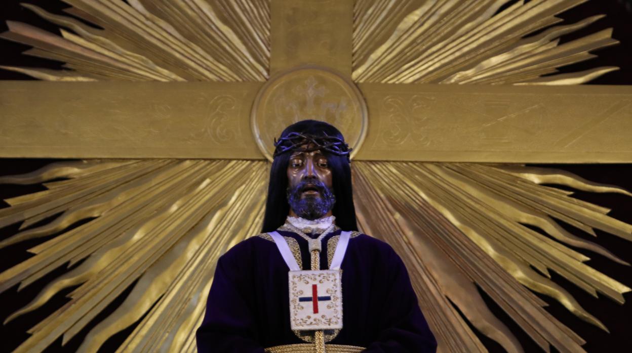 Nuestro Padre Jesús Nazareno Rescatado en su altar sin las potencias de oro