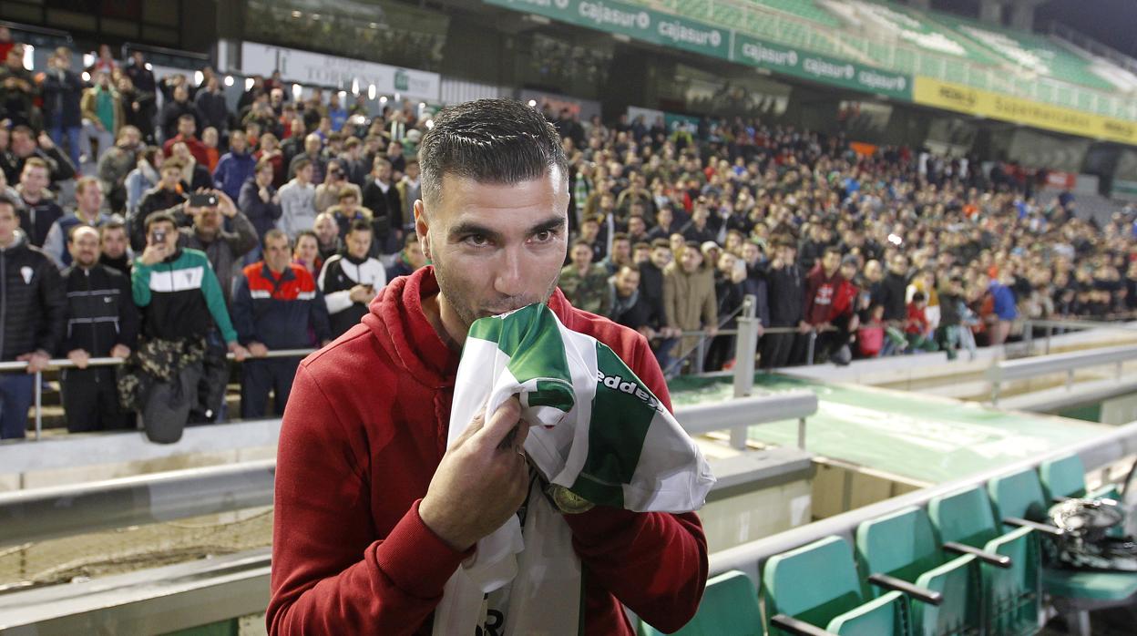Reyes besa el escudo del Córdoba CF en la camiseta