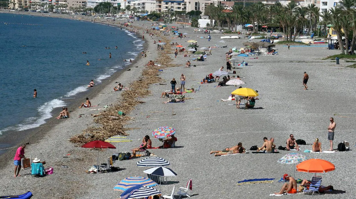 Le pillan tocándose delante de dos niñas en las duchas de una playa de  Granada