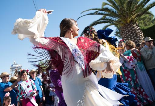 Mujeres bailando en la romería de Lucena