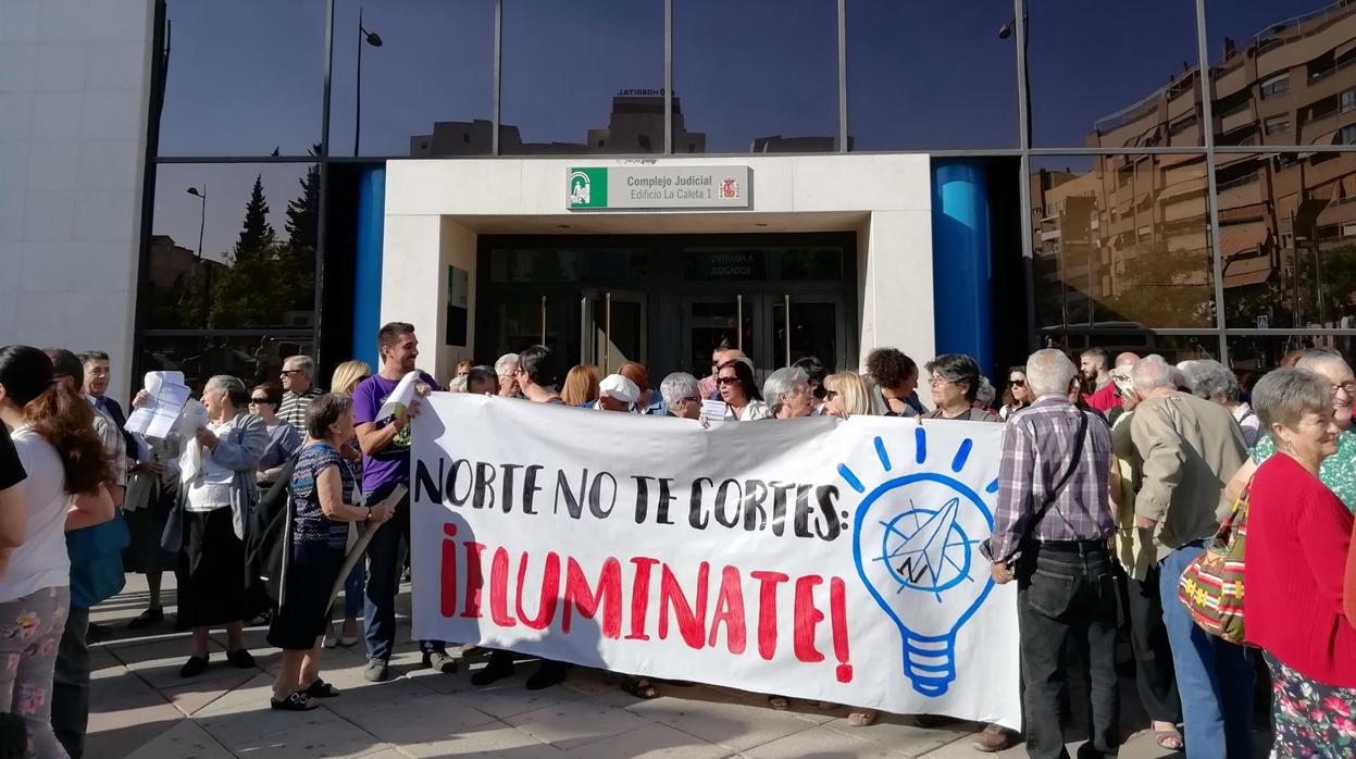Vecinos de la zona Norte, este jueves frente a los juzgados de Granada.