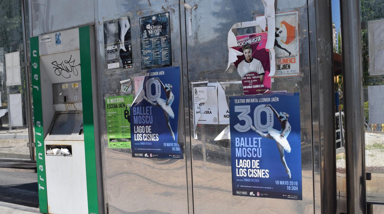 Carteles de una actividad cultural del Ayuntamiento en una marquesina del tranvía