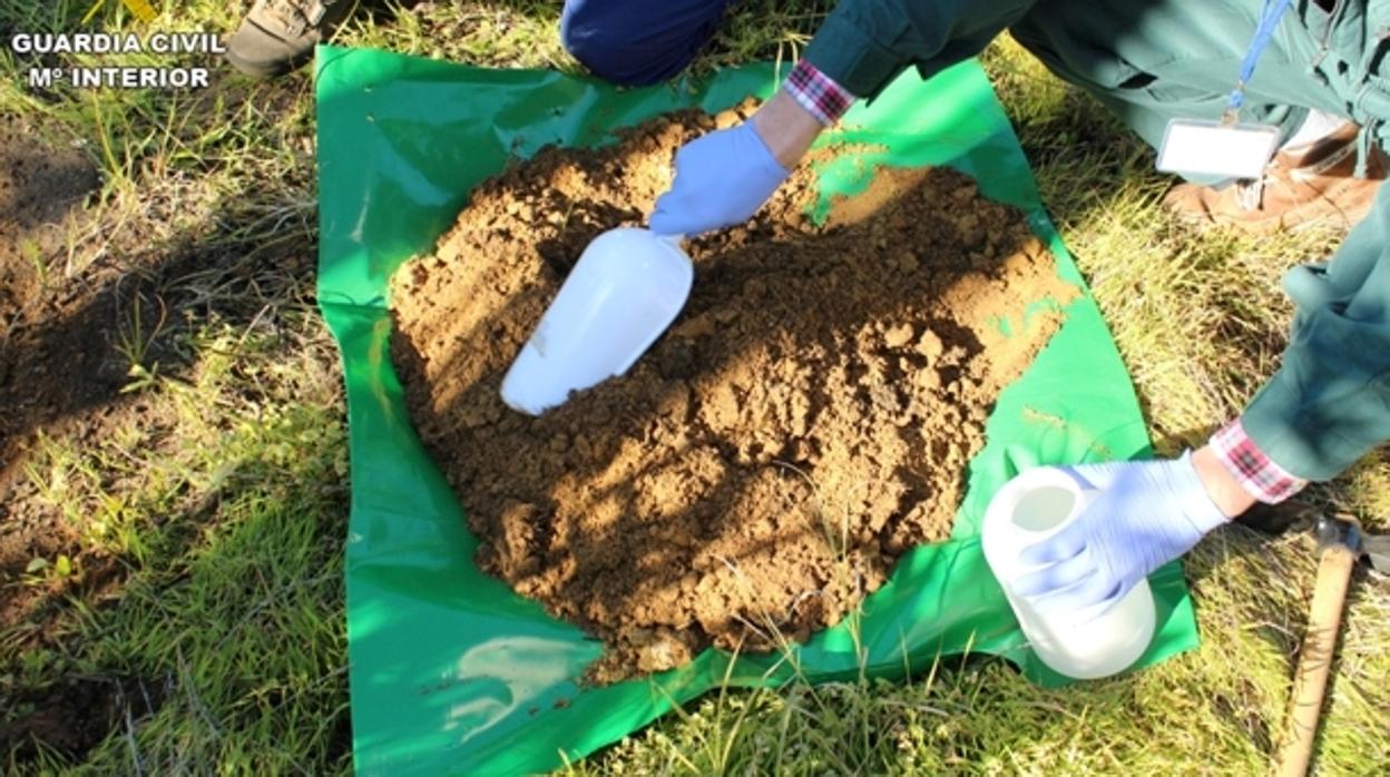 Un agente de la Guardia Civil tomando muestras para analizar el suelo