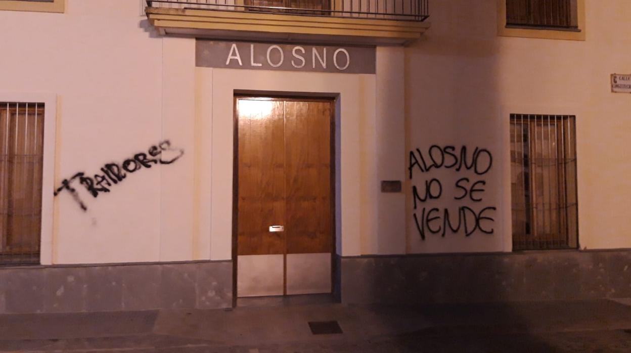 Imagen de archivo de las pintadas que aparecieron en el Ayuntamiento de Alosno