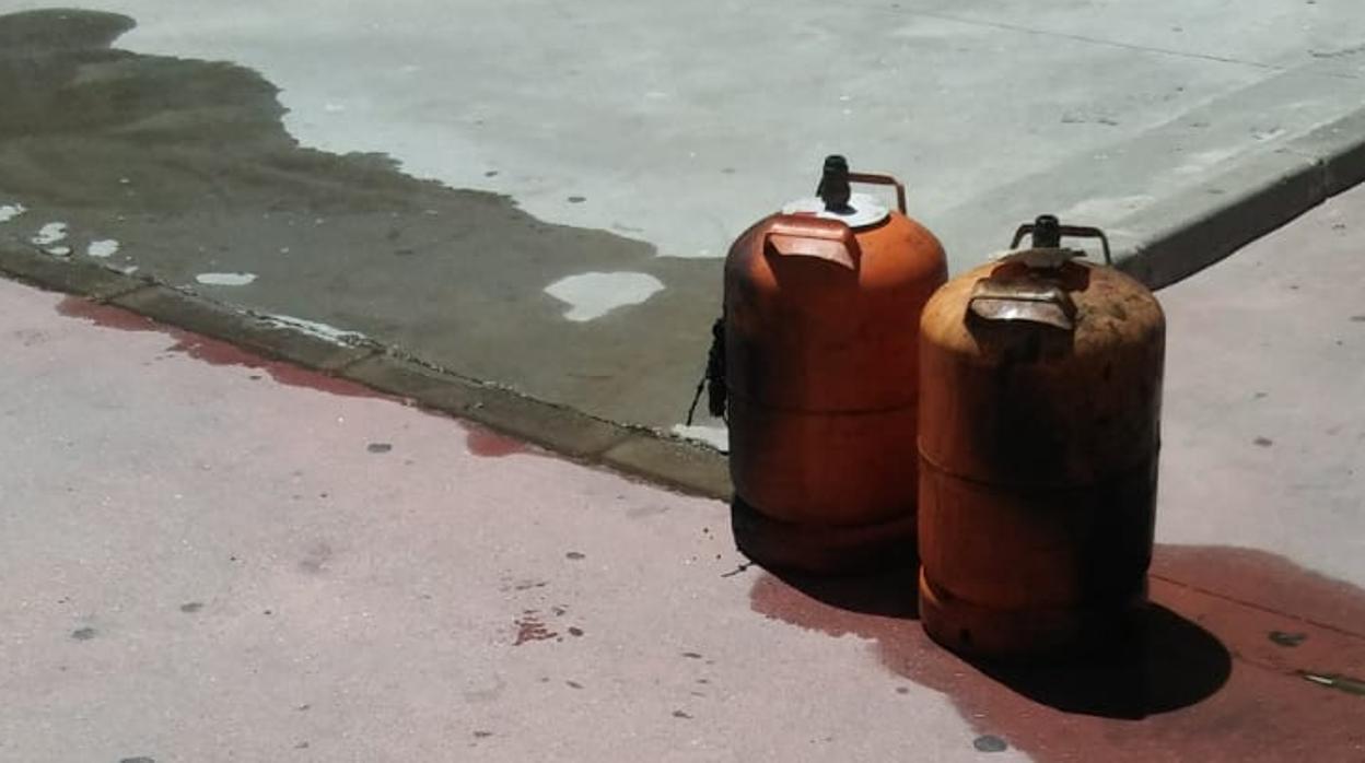 Imagen facilitada por los bomberos de dos bombonas sacadas del trastero incendiado