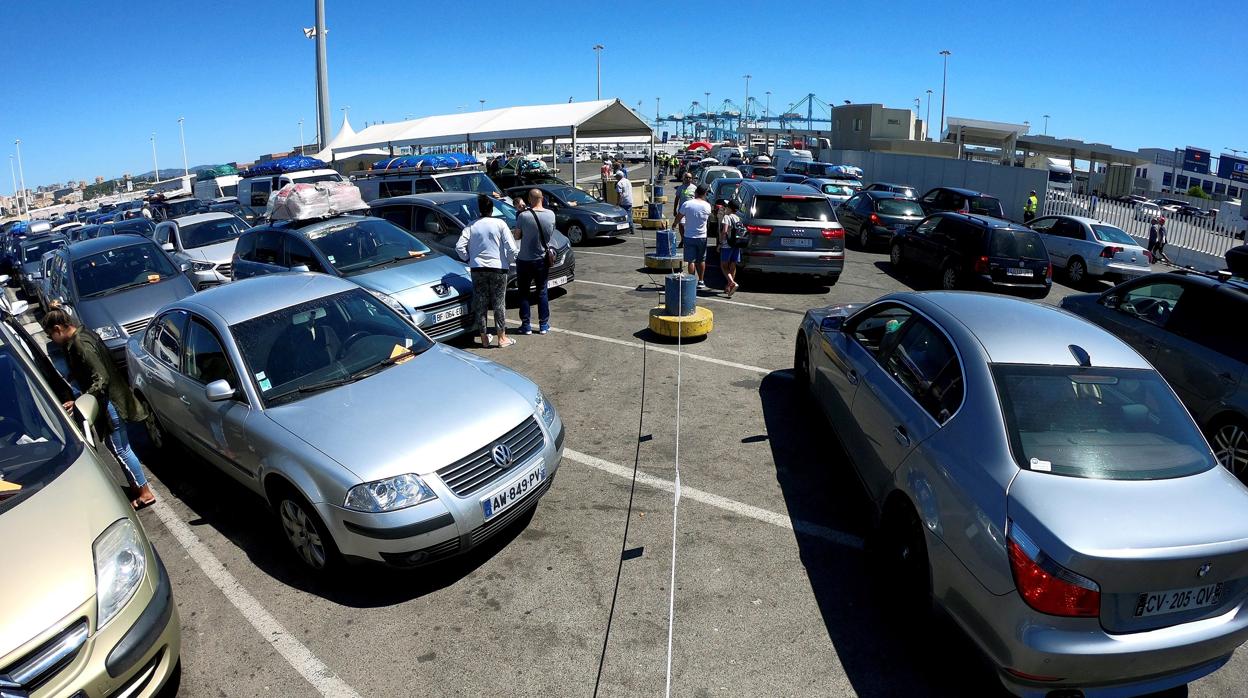 Pasajeros y vehículos en la zona de embarque del puerto de Algeciras el año pasado