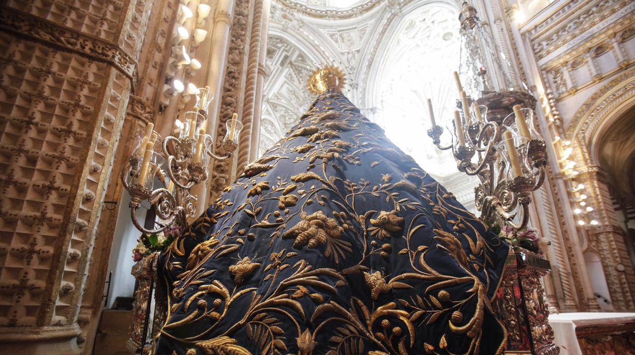 Vista del manto de las palomas de la Virgen de los Dolores