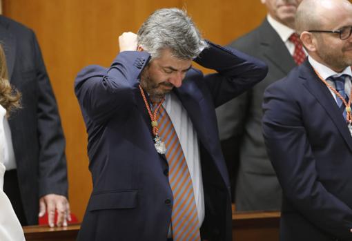 El concejal del PP Miguel Ángel Torrico con la corbata naranja y azul