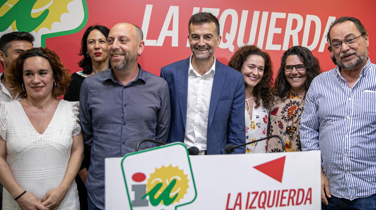 Antonio Maíllo rodeado de la dirección de IU en Andalucía