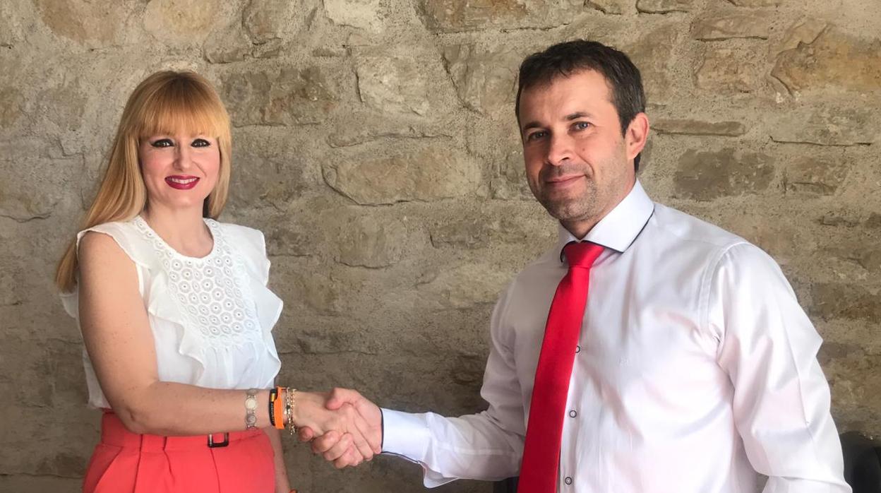 María Cantos y Julio Millán, tras la firma del pacto