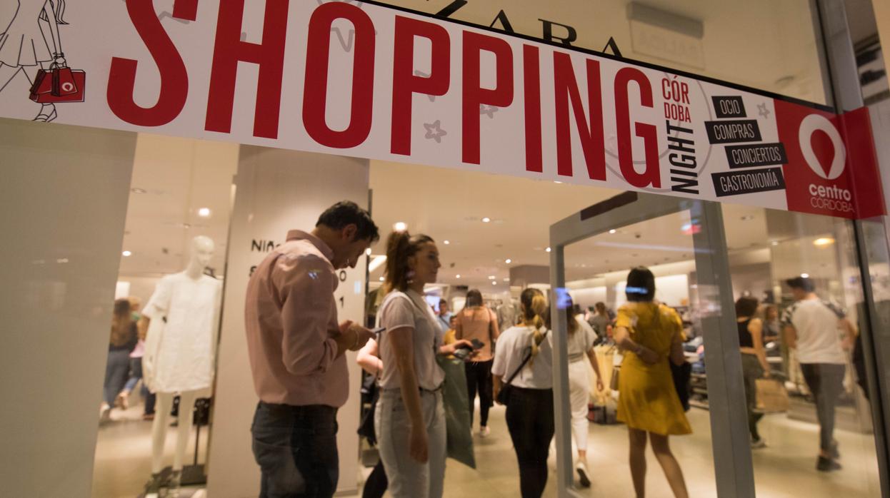 Cartel promocional en Zara Córdoba anunciado la «Shopping Night» de 2018