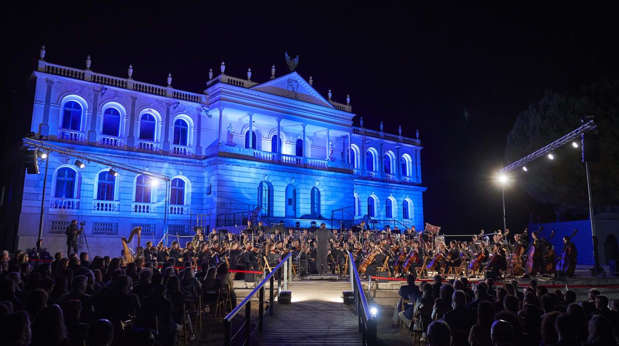 La Joven Orquesta Nacional ante la imponente fachada del Palacio del Acebrón